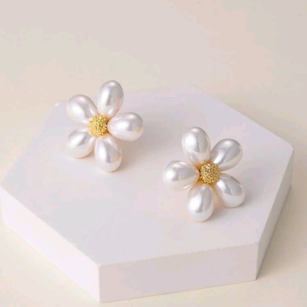 Gold Tone Pearl Daisy Flower Stud Earrings Coquette Floral cottage Dainty💖